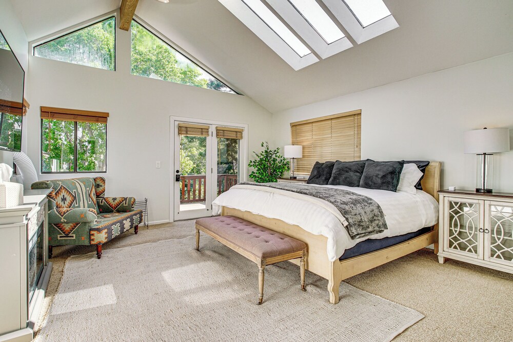 Hot Tub & Mtn Views: Charming Utah Canyon Retreat in Sandy, United States