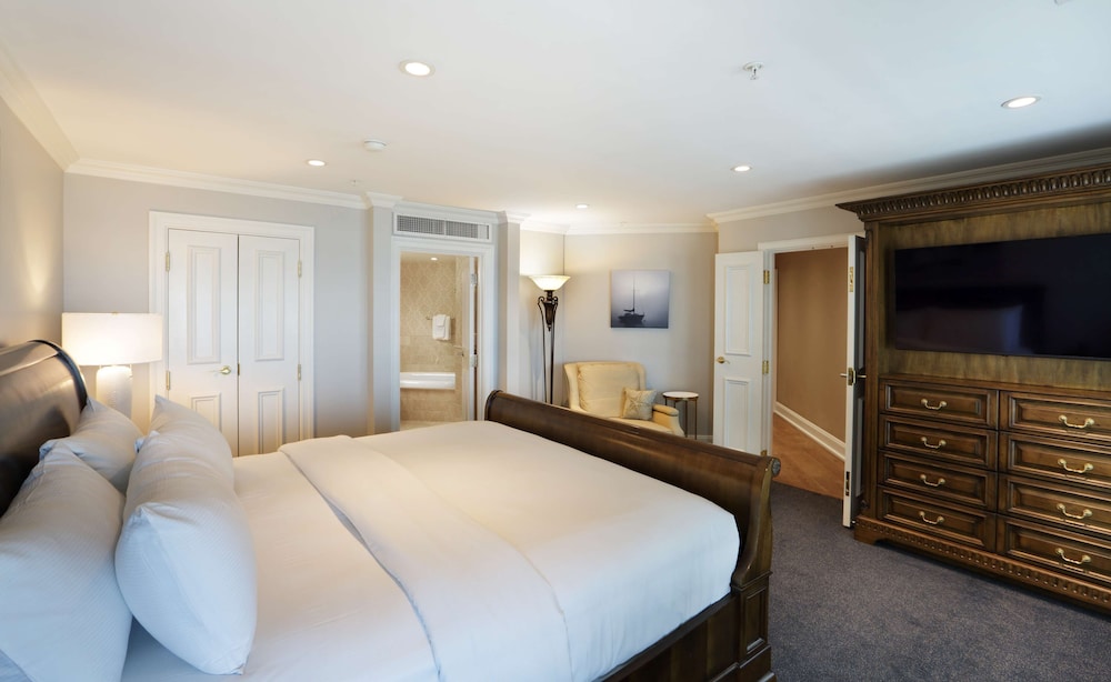 Madison Beach Hotel - photo 10
