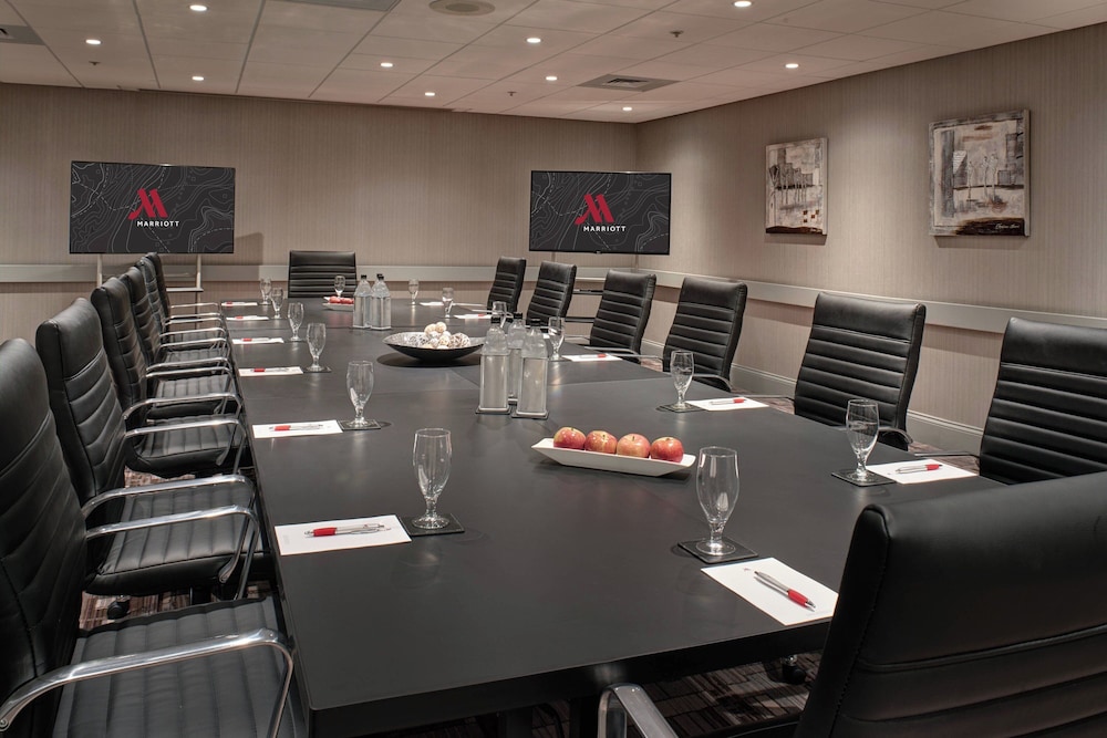Marriott East Lansing at University Place - photo 34