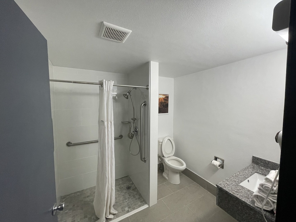 Days Inn by Wyndham Shawnee - photo 14