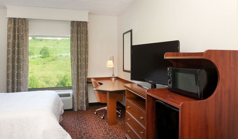 Hampton Inn & Suites Pittsburgh Meadow Lands - photo 6