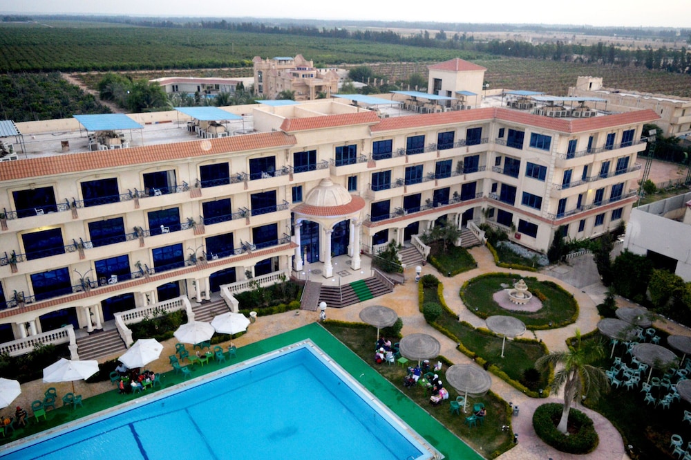 Green Desert Hotel