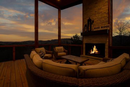 Quiet Time Gorgeous Mountain Views Chic Interiors Wood burning Fireplace in Blue Ridge, United States