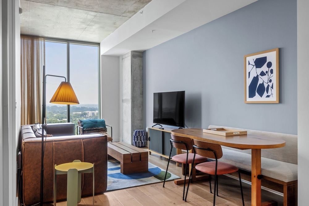 Modern Rainey St Oasis with Pool & Views in Austin, United States