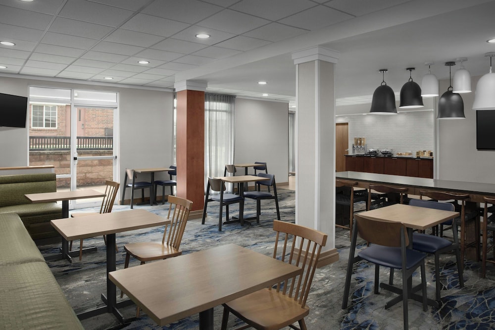 Fairfield Inn & Suites by Marriott Rogers - photo 30
