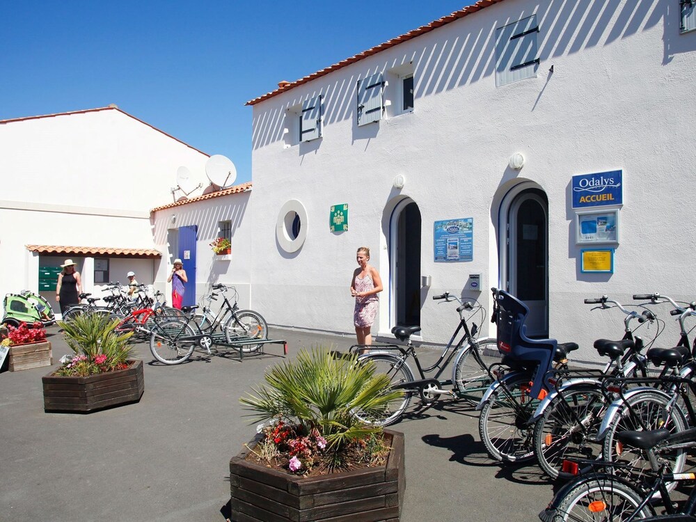 Cozy Colorful Maisonette Just at 700 m. From the Beach in Crozon, France