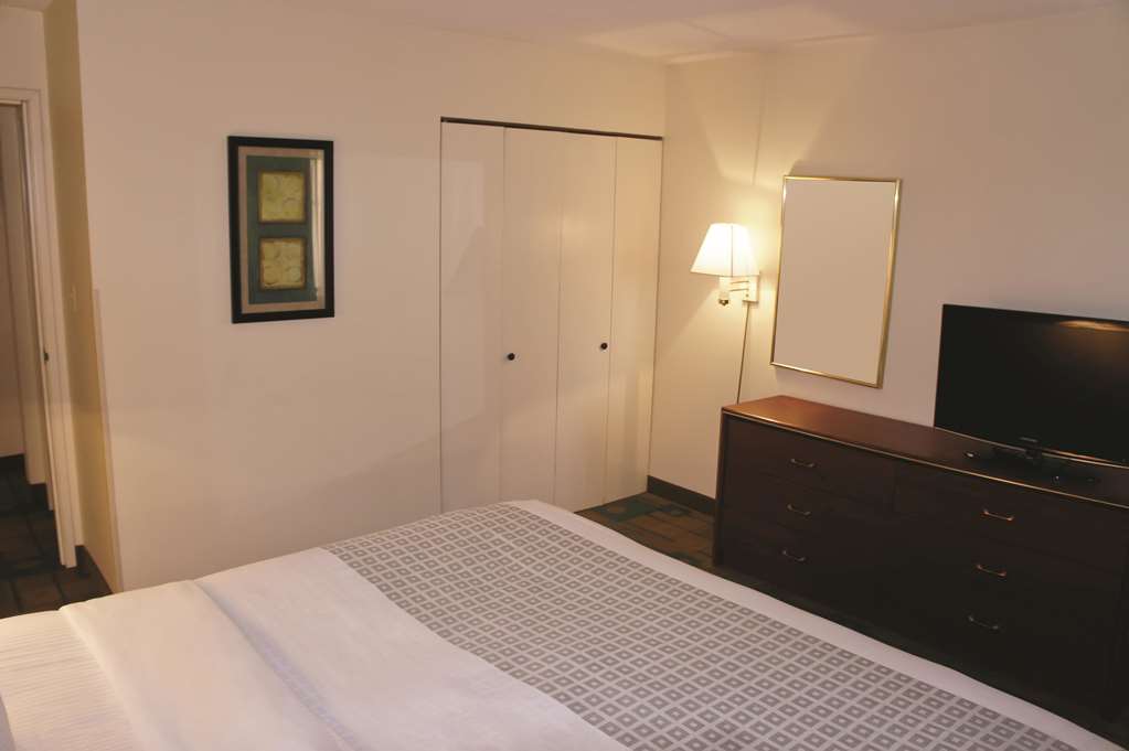 La Quinta Inn & Suites by Wyndham Des Moines West Clive - photo 69