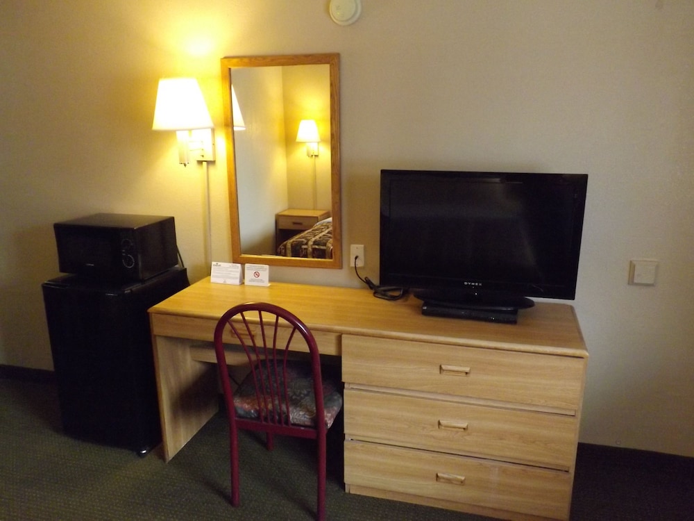 Executive Inn by OYO Kilgore North - photo 8