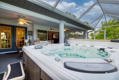 Villa Golfers Dream 3 Beds 2 Baths 6 Guests Golf Course & Spa Incl. 10 Off Boat Rental — 4-Star Luxury Hotel in Cape Coral, United States