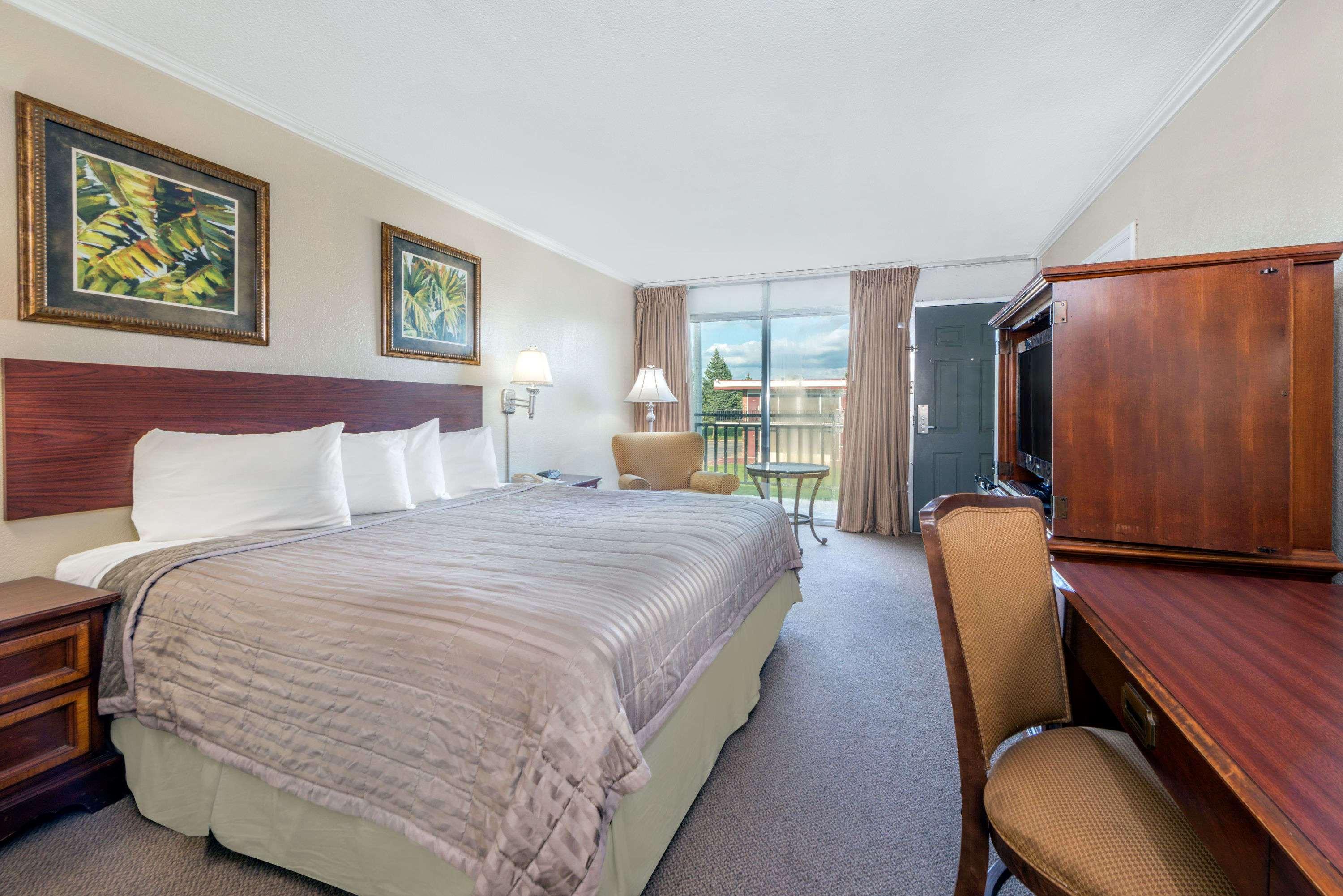 Howard Johnson by Wyndham Burlington - photo 6