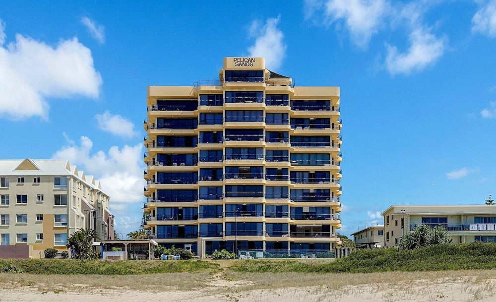 Pelican Sands Beach Resort — hotel in Tugun