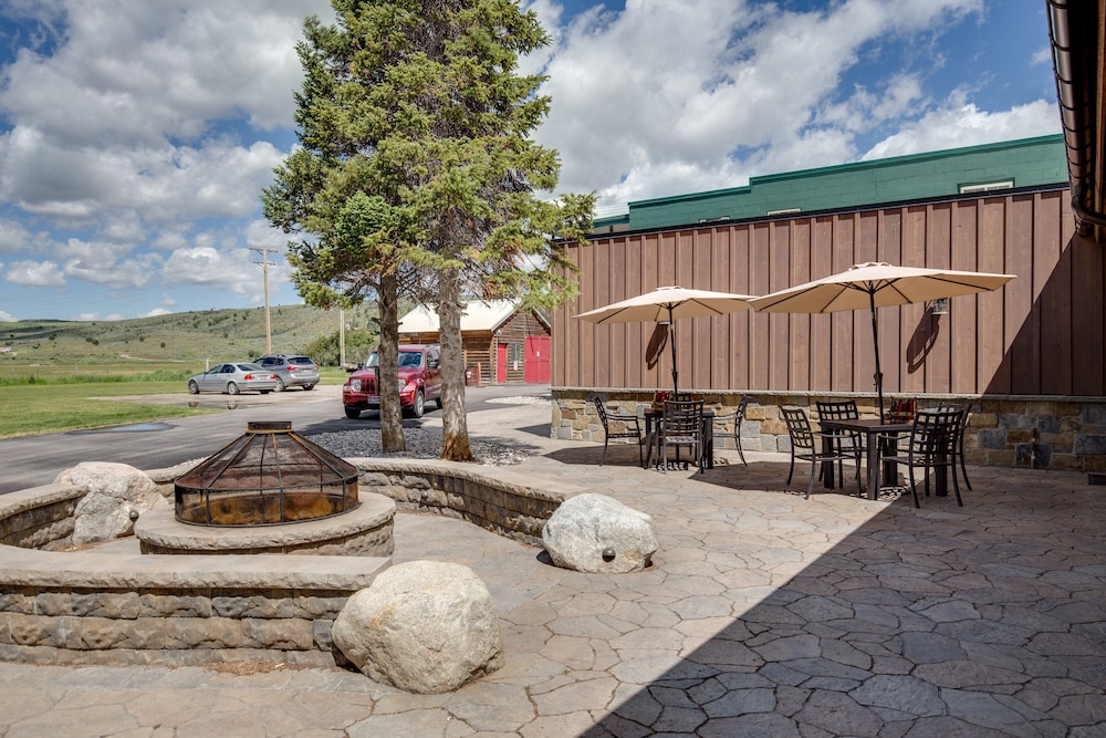 Snake River Roadhouse by KABINO Air Conditioning WiFi Bar Below Pool Table Shuffleboard Yummy Food - photo 18