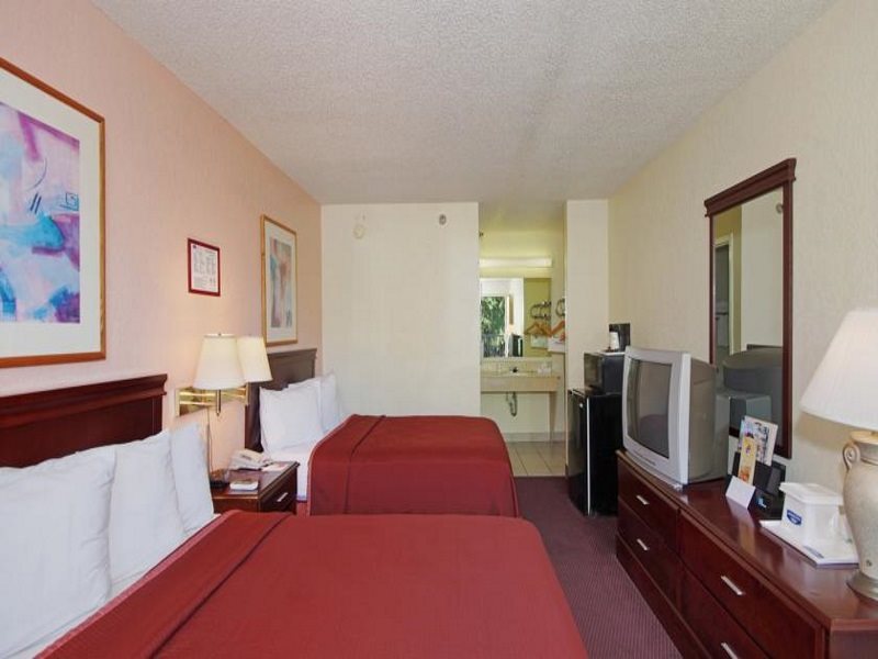 Howard Johnson Inn Tropical Palms Kissimmee - photo 3