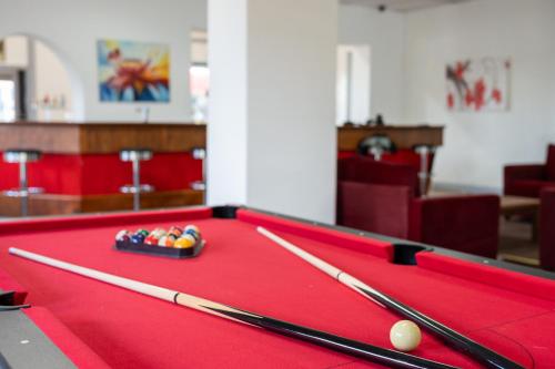Converted Historic Hotel in Finley Sleeps 25 — hotel in Finley
