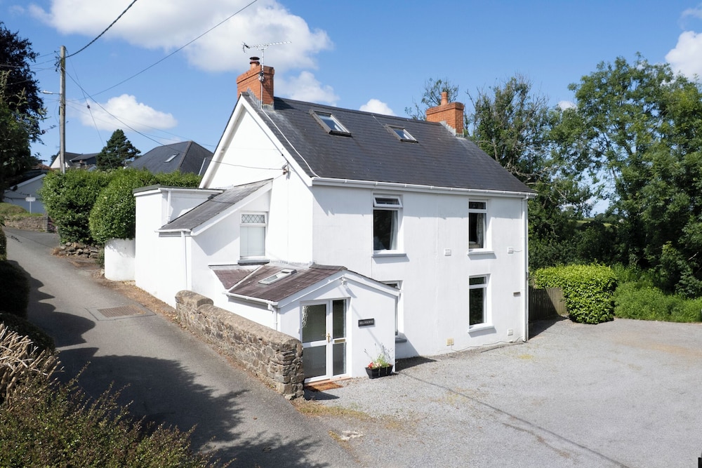 Melbourne Sea Views and Parking in Saundersfoot, United Kingdom