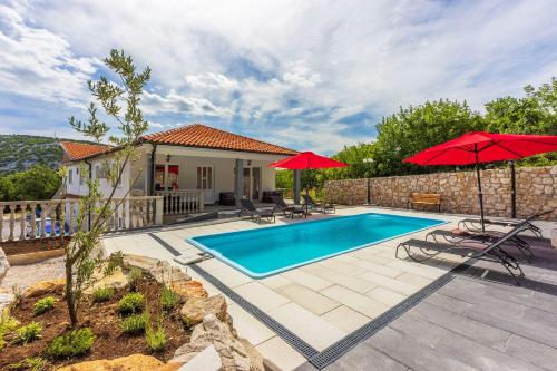 Schöne Ferienwohnung mit Pool und Spielplatz für Kinder — 4-Star Luxury Hotel in Bribir, Croatia