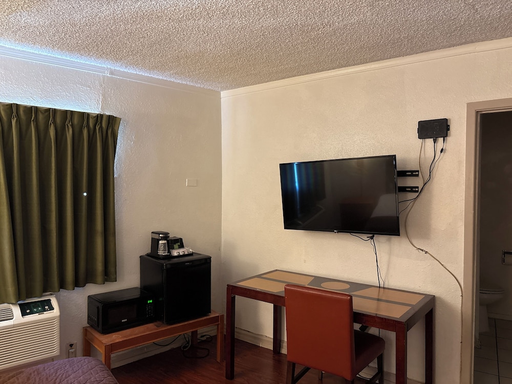 Hometown Inns North Hills - photo 8