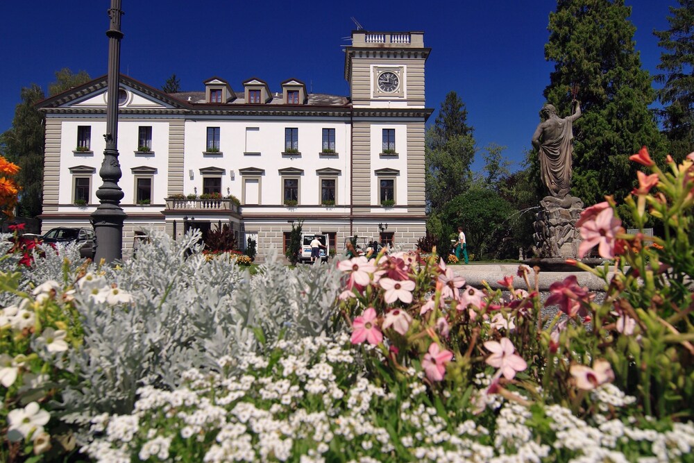 Golf Resort Hotel Konopiste — hotel in Bystrice