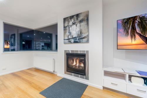 5 Bedroom House Sleeps 11 Golf Course Views Free Parking Free WIFI — 4-Star Luxury Hotel in Torquay, Australia
