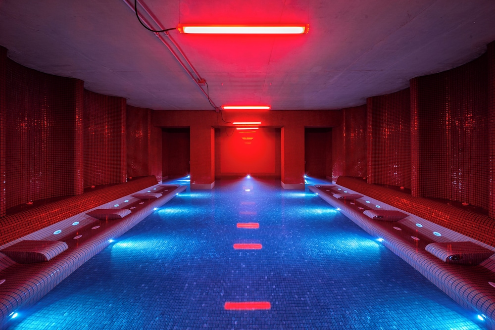 Indoor spa tub