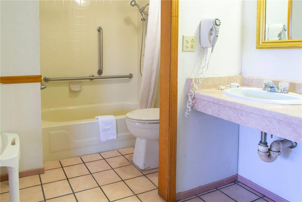 Days Inn by Wyndham Clinton - photo 7
