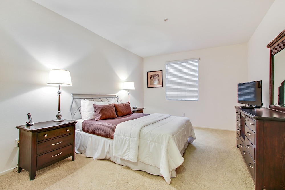 Global Luxury Suites at The Village - photo 4