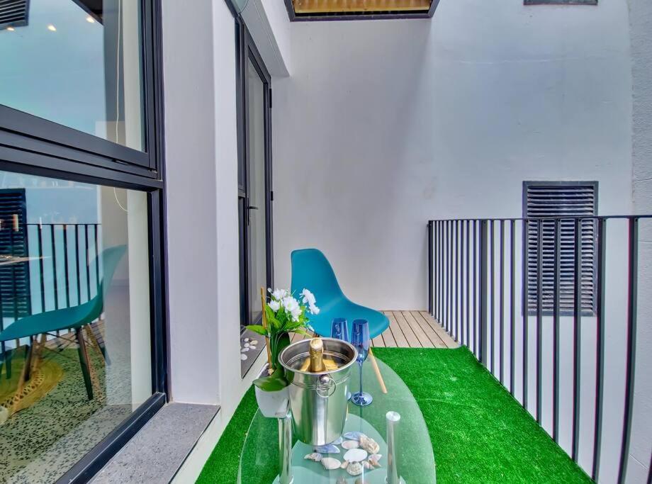 Gorgeous secure brand new stylish central Pool