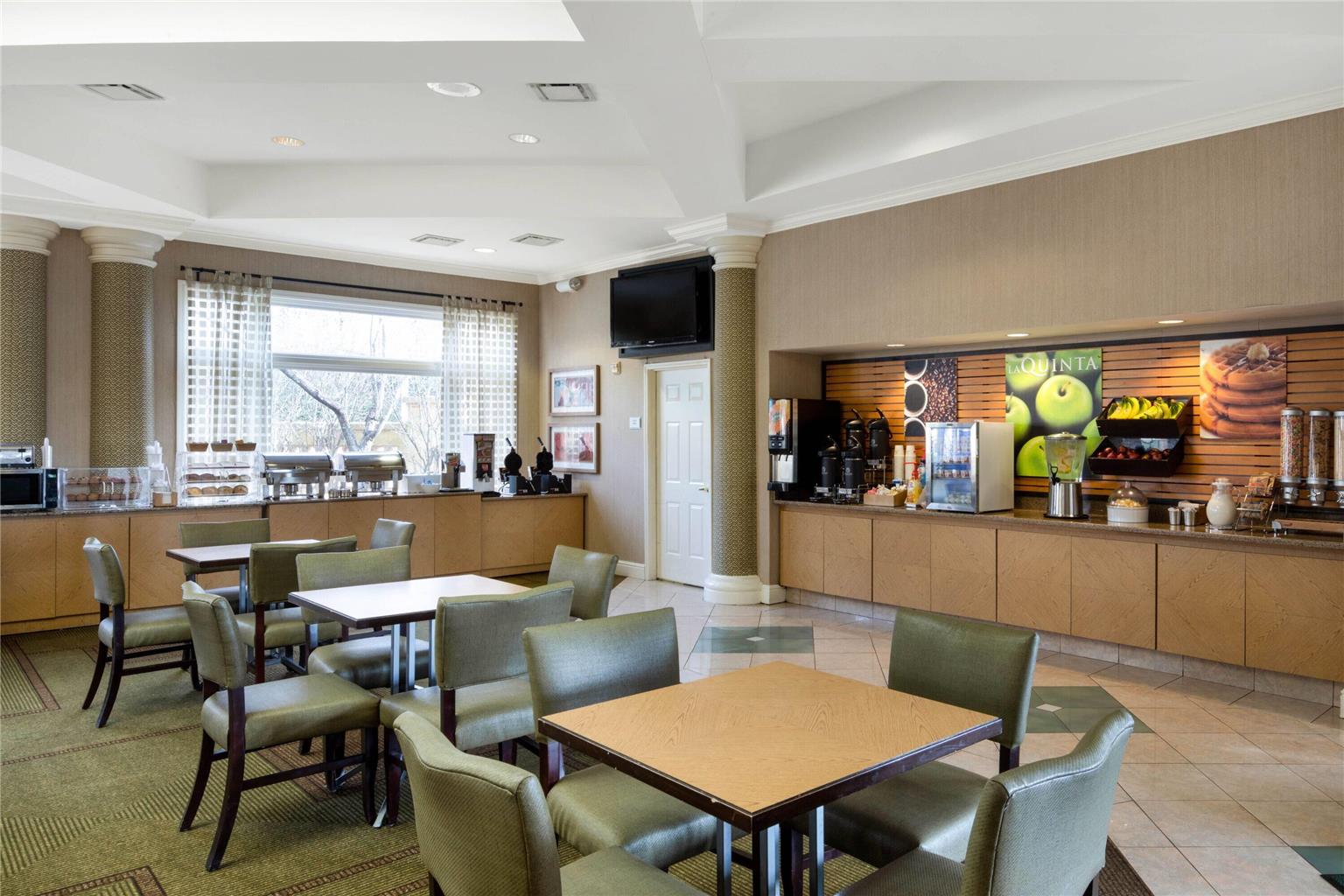 La Quinta by Wyndham Haywood Mall Near Greenville Downtown - photo 45