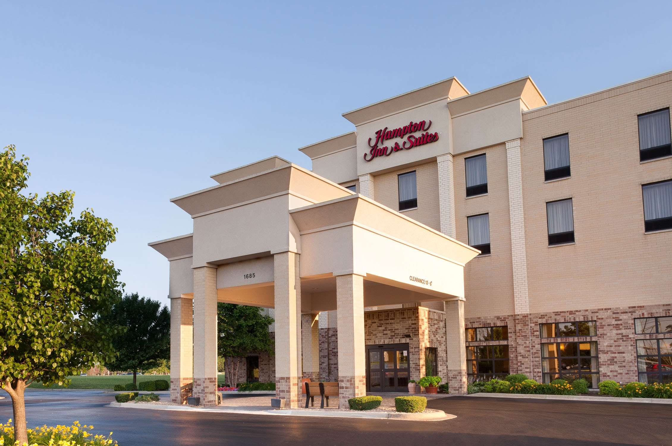 Hampton Inn & Suites Addison - carbon neutral hotel in Addison