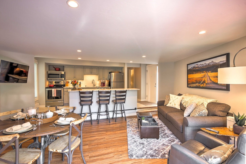 Breckenridge Condo w Balcony: Walk to Ski Resort — 4-Star Luxury Hotel in Breckenridge, United States