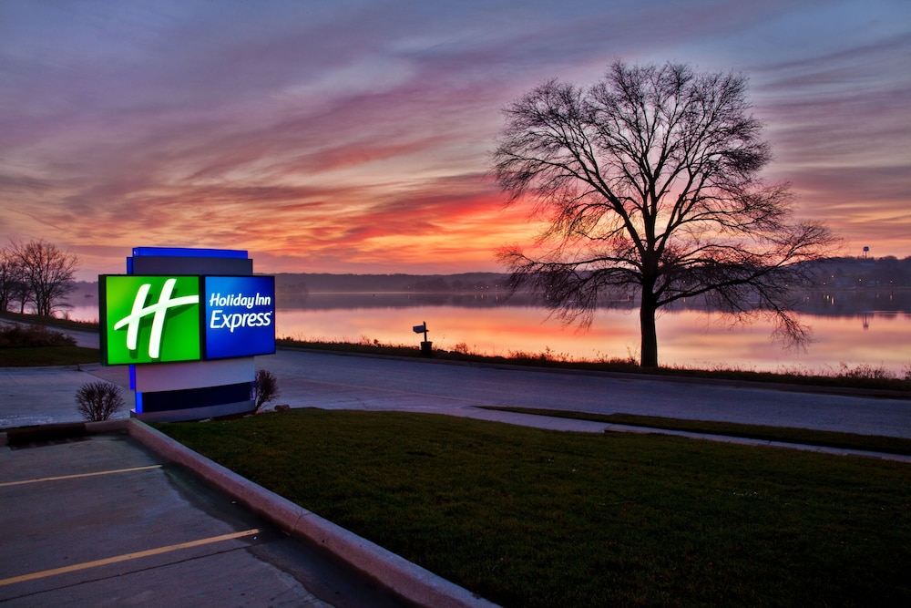 Holiday Inn Express Le Claire Riverfront Davenport by IHG - photo 24