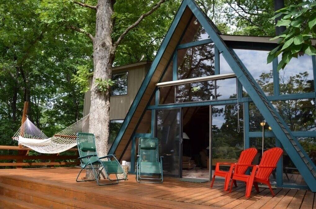 Dock and Resort Perks Quiet Lakefront Cottage pet-friendly hotel Wright