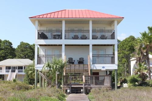 Turtle Watch - carbon neutral hotel in Unknown City