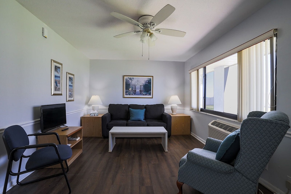 Coastal Waters Inn - photo 107