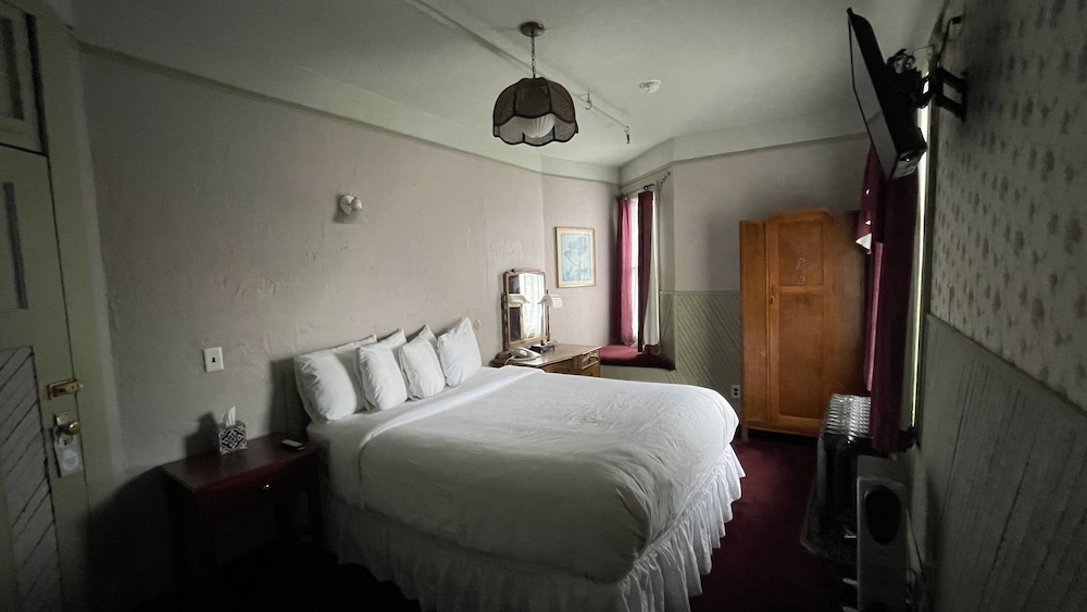 Alaskan Hotel and Bar - photo 21