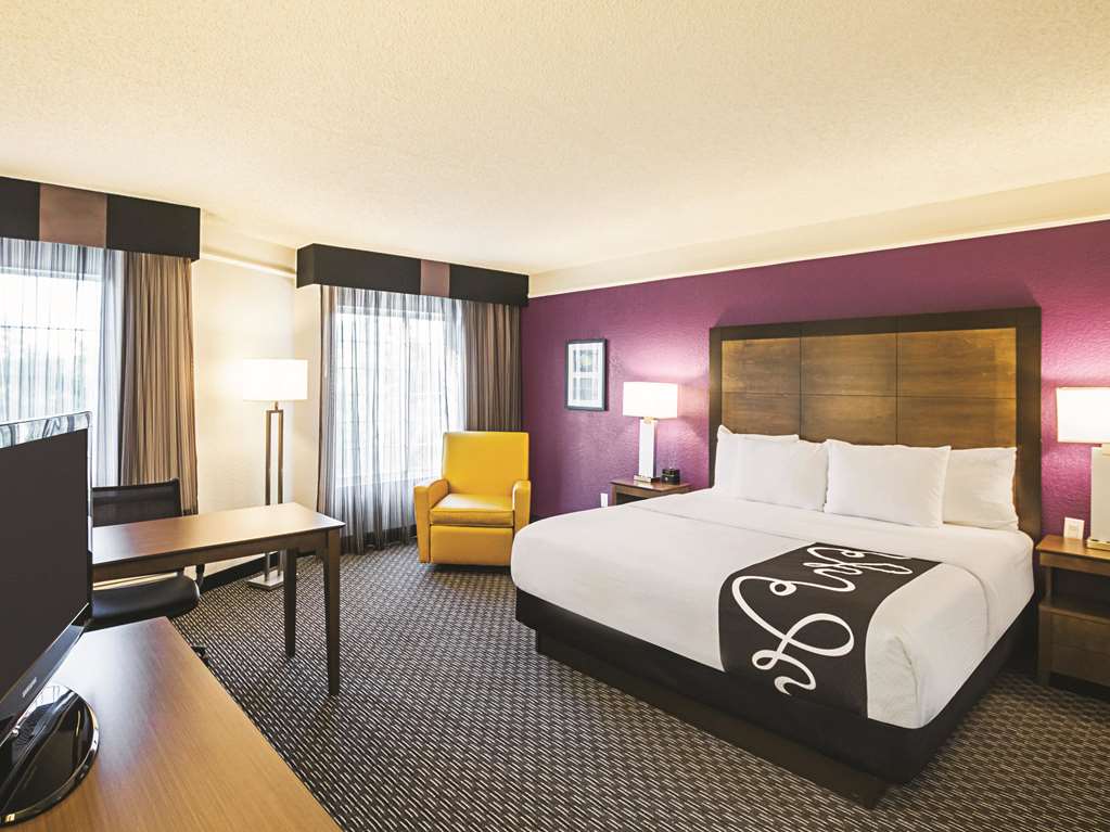 La Quinta Inn & Suites by Wyndham Fort Worth North - photo 13