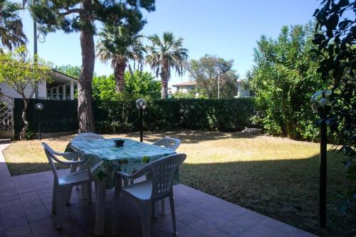 Quadrilocale con giardino a 200 metri dal mare a Marcelli M105 — 4-Star Luxury Hotel in Marcelli, Italy