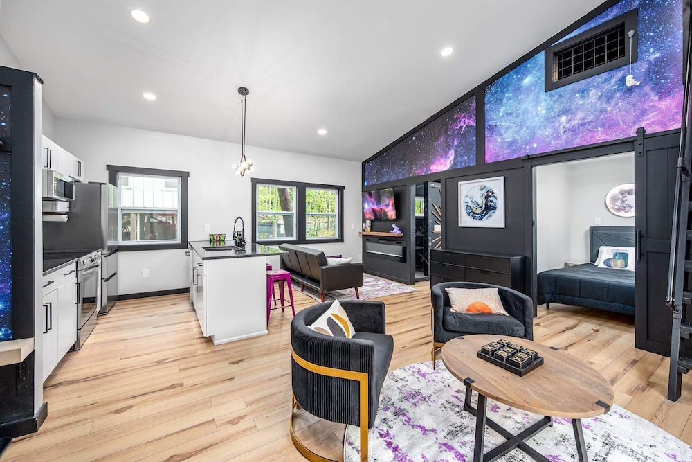 New Galaxy Tree House — 4-Star Luxury Hotel in Pittsboro, United States