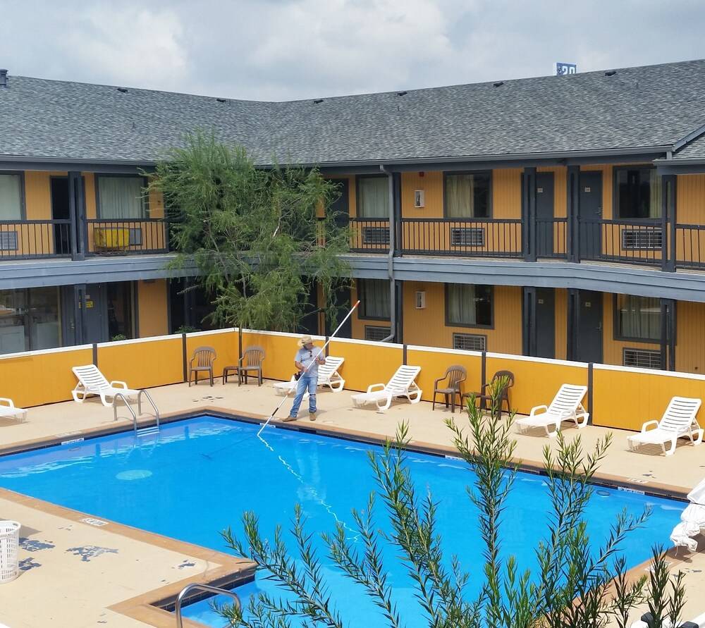 The Executive Inn & Suites - photo 19