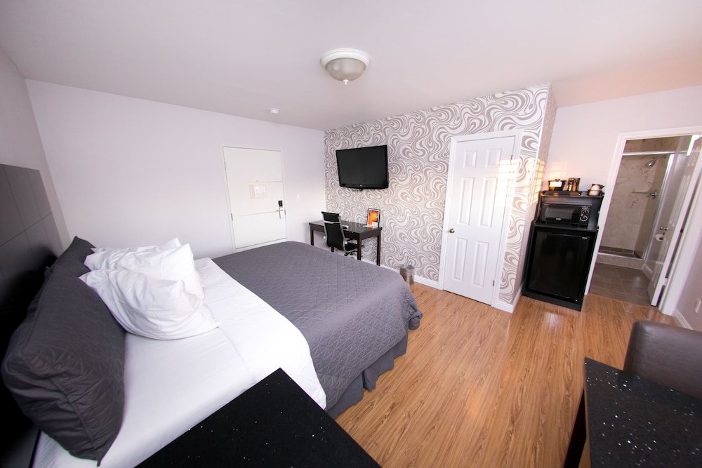 Metropolitan Inn & Suites - photo 2