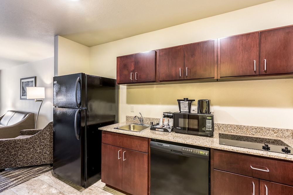 Cobblestone Hotel & Suites Hartford - photo 30