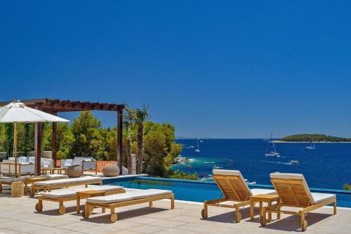 Luxury Villa Hvar Deluxe Palace 2 with pool at the beach — 4-Star Luxury Hotel in Hvar, Croatia