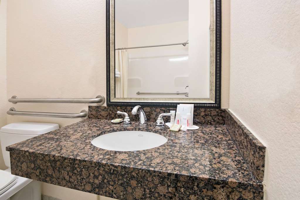 Super 8 by Wyndham Austin Airport South - photo 6