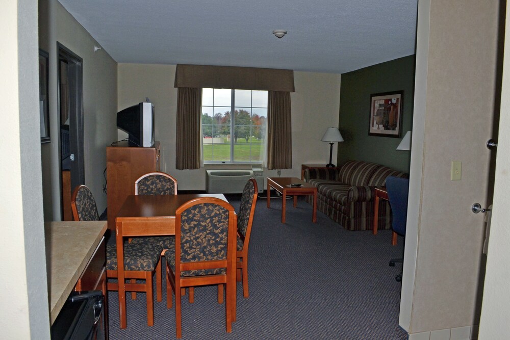 Paola Inn And Suites - photo 13