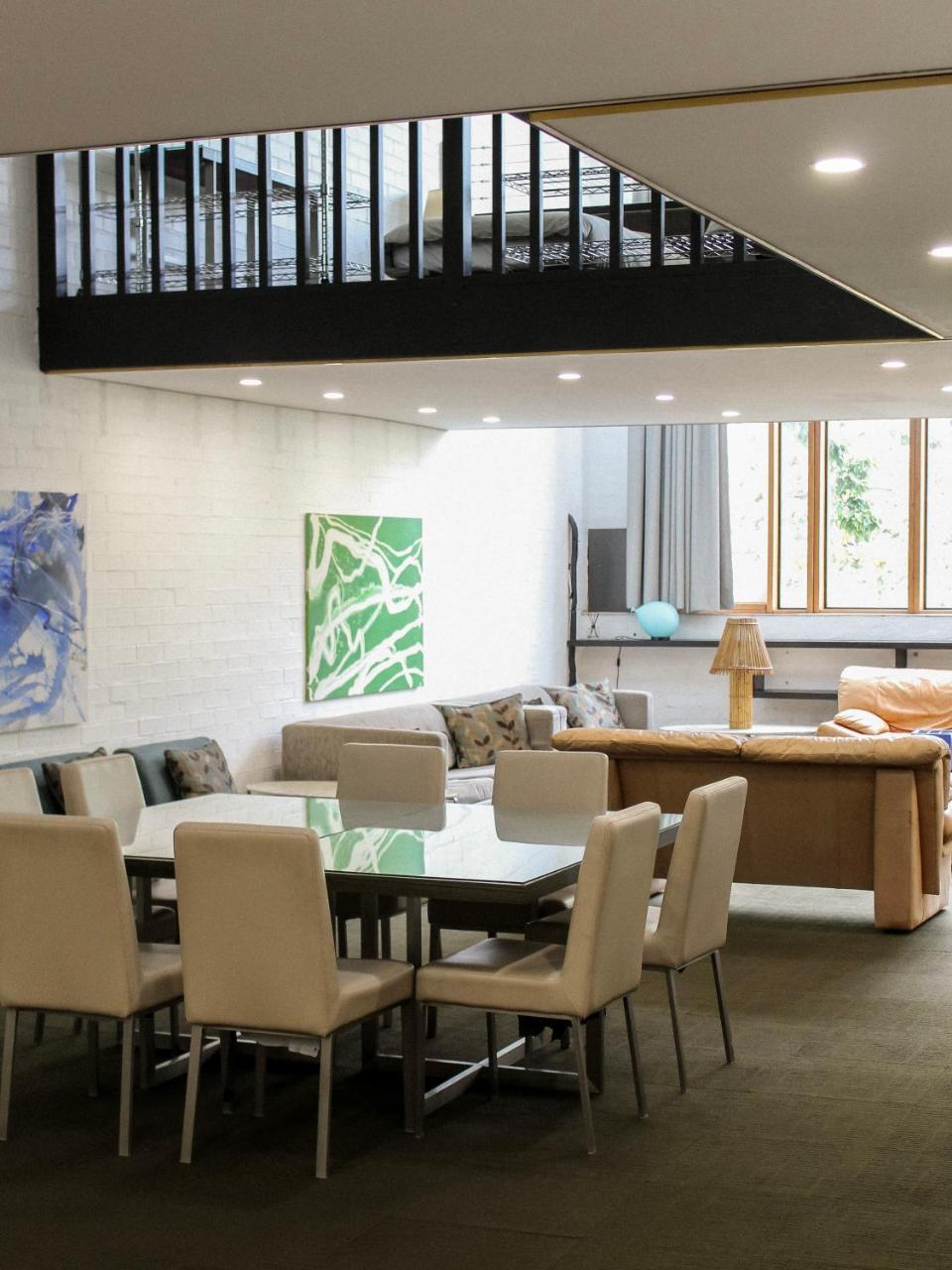 Big Modern Loft Apt Central 7 Beds 9 Guests Workers Families Groups Teams — 4-Star Luxury Hotel in Narrabundah, Australia