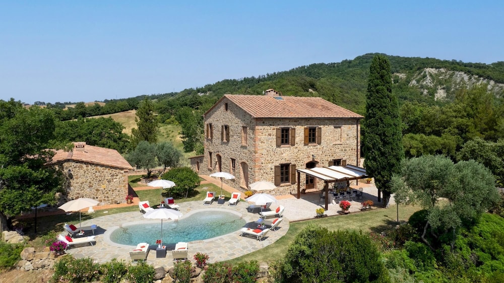 Terripi 10 Emma Villas — 4-Star Luxury Hotel in Pomarance, Italy
