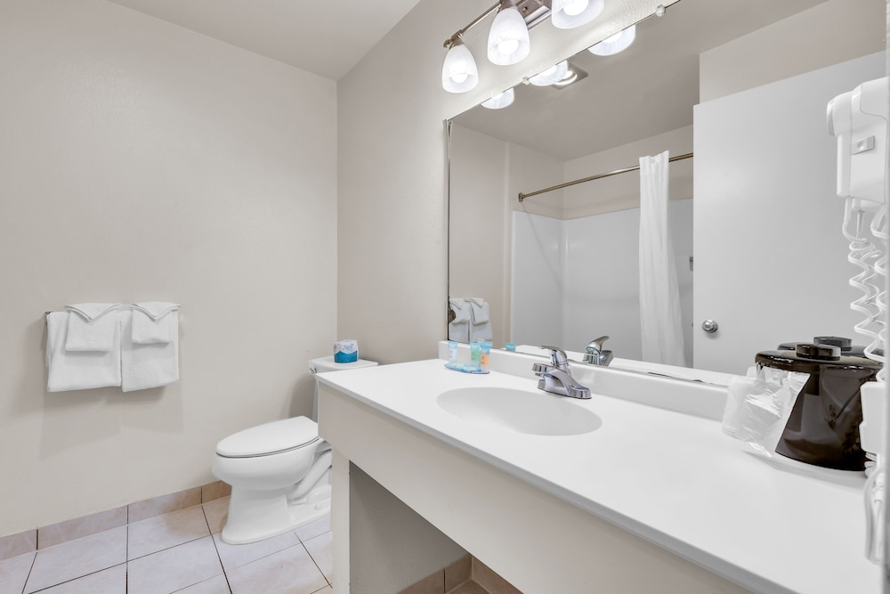 Econo Lodge Bay Breeze - photo 10