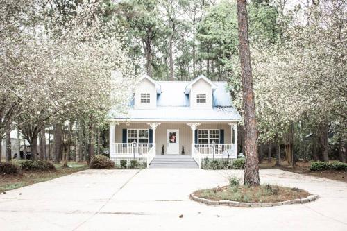 Pet Friendly Tranquil Cottage with Fire Pit & Hot Tub Minutes to BEACHES — 4-Star Luxury Hotel in Dauphin Island, United States
