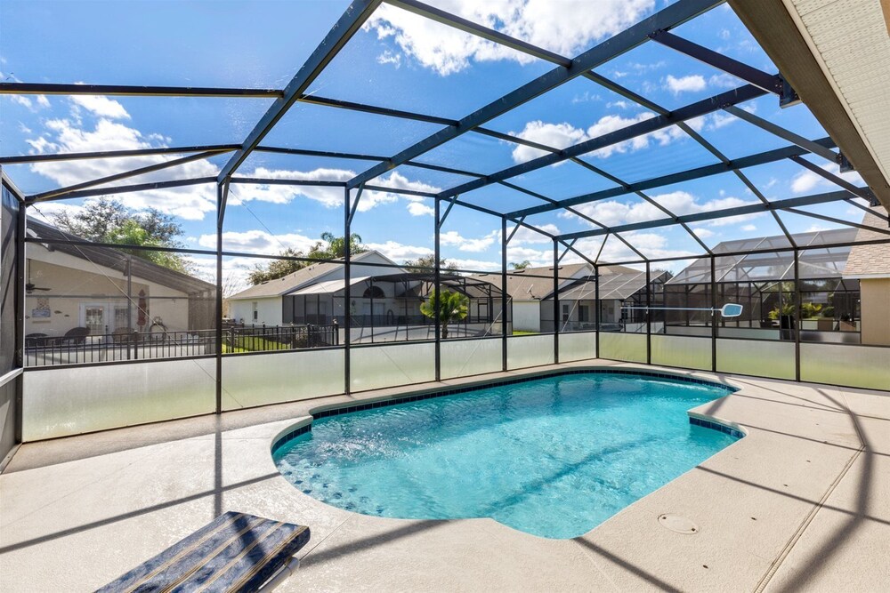 #465 Fabulous 5 bed villa with a south facing pool close to Disney and resort golfing in Davenport, United States