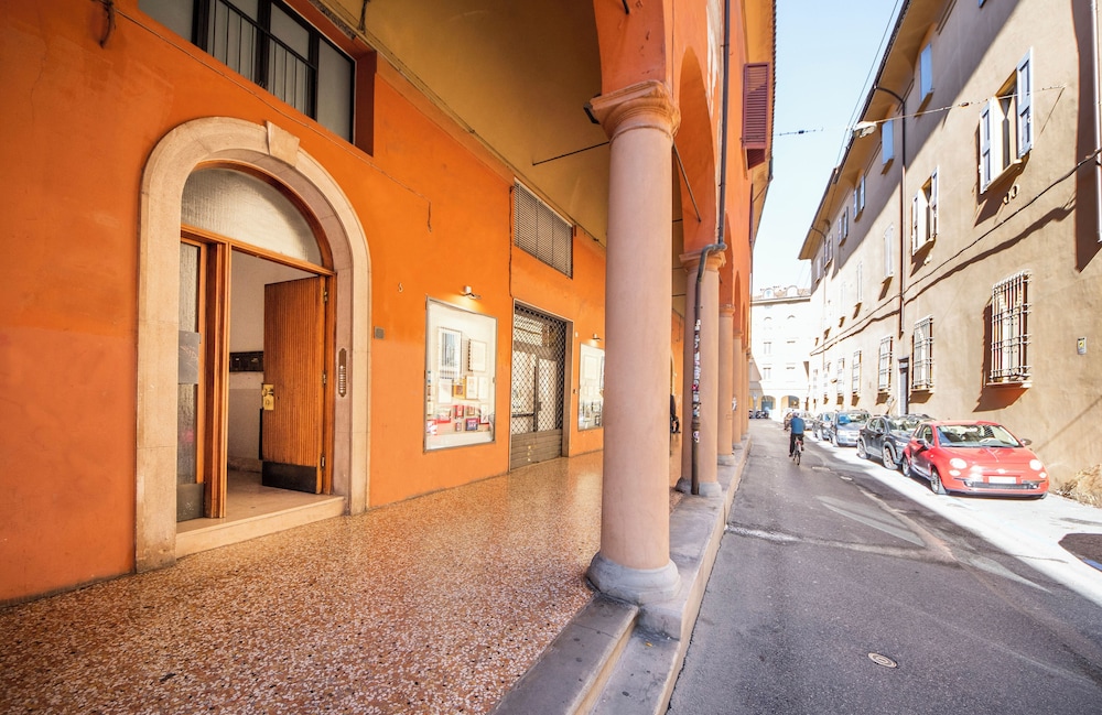 HouSmart Val D'Aposa 5 — 4-Star Luxury Hotel in Bologna, Italy